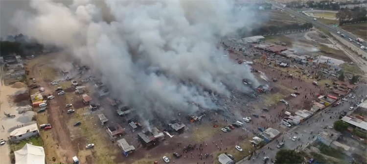 Drone filmt enorme ravage na vuurwerkramp in Mexico