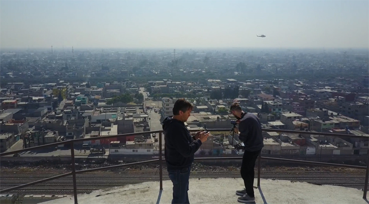 Mr Steele met FPV racing drone en Mavic Pro in Mexico City