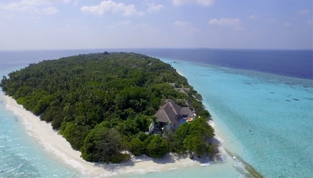 villa-one-soneva-fushi-resort-maldiven-drone-615x350
